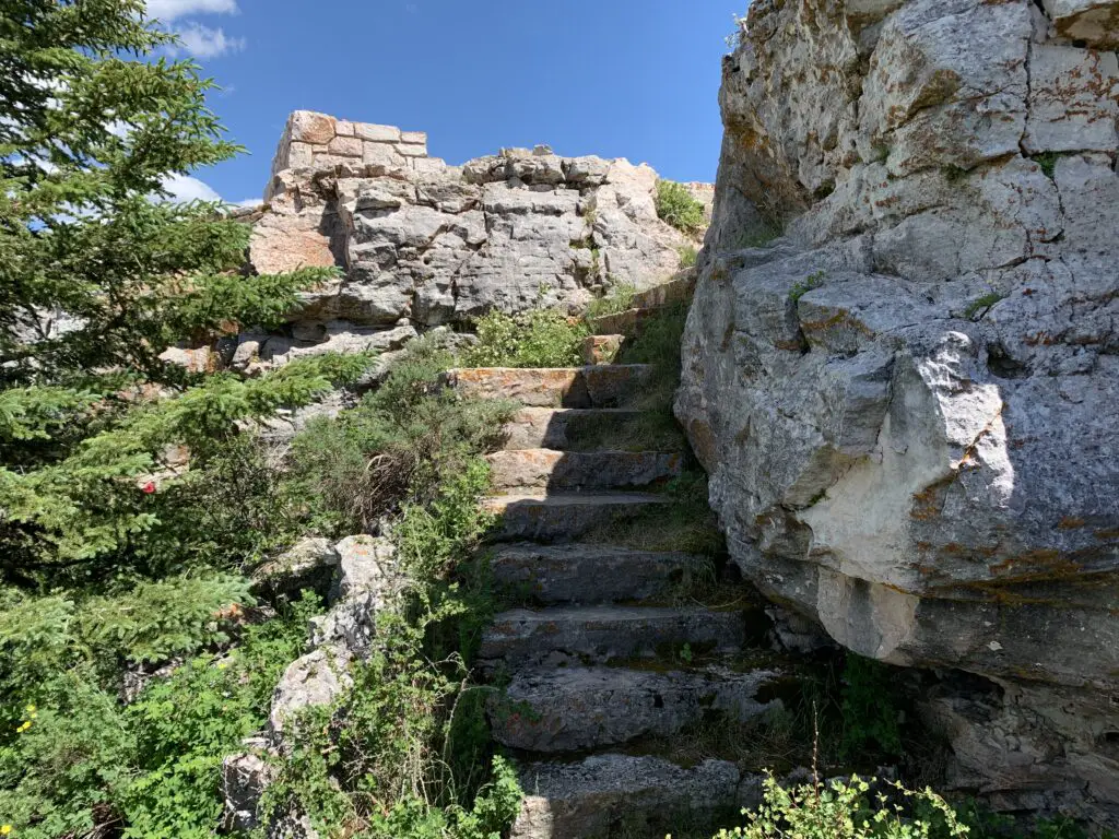 Stone steps run between large boulders