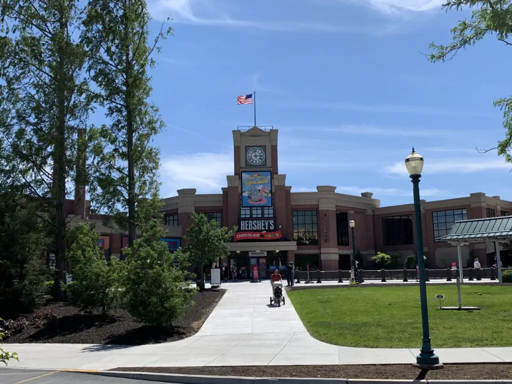 A large sidewalk leads to a building that says "Hershey's Chocolate" and has a picture of candy painted on it 